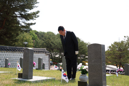 윤석열 대통령이 18일 오전 광주 북구 국립 5·18 민주묘지에서 열린 제42주년 5·18민주화운동 기념식을 마친 뒤  행방불명자 묘역을 찾아 참배하고 있다.(사진=대통령실)