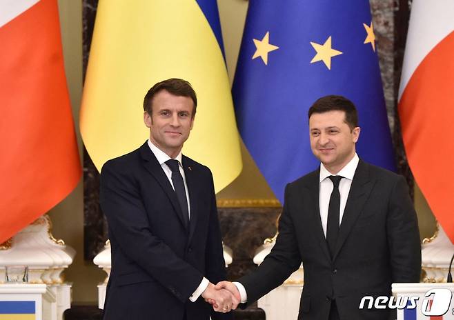 에마뉘엘 마크롱 프랑스 대통령이 8일(현지시간) 키예프에서 볼로디미르 젤렌스키 우크라이나 대통령과 기자회견을 마치고 악수하고 있다. © AFP=뉴스1 © News1 우동명 기자
