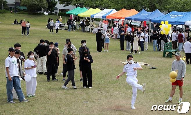 16일 오후 제주시 아라동 제주대학교 본관 앞 잔디밭에서 열린 '봄 소축제'에서 학생들이 공 차기 게임을 하며 즐거운 시간을 보내고 있다.2022.5.16/뉴스1 © News1 고동명 기자