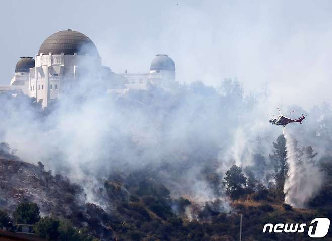 미국 로스앤젤레스의 그리피스 공원에서 화재가 발생했다. © AFP=뉴스1 © News1 이서영 기자