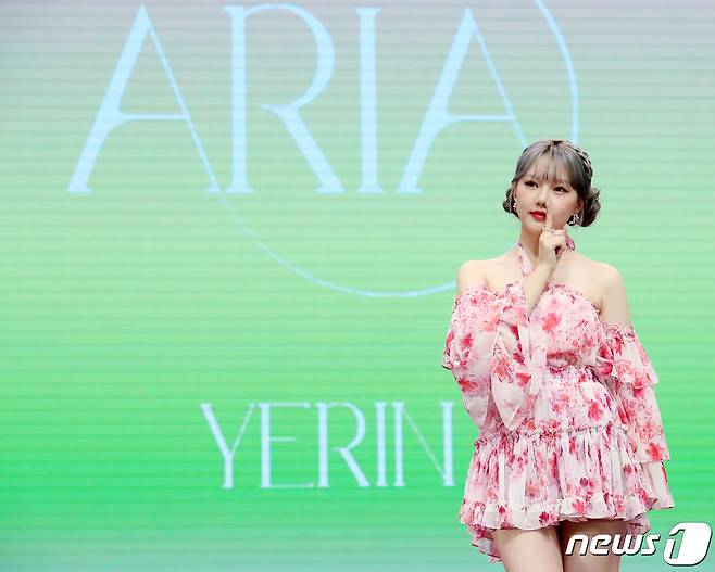 가수 예린이 18일 서울 중구 장충단로 월드케이팝센터에서 열린 미니앨범 '아리아'(ARIA) 발매 기념 쇼케이스에서 포토타임을 갖고 있다. ‘아리아(ARIA)’는 새로운 모습으로 다시 시작하는 도전적인 의미를 품고 있는 앨범으로, 앨범명과 동명의 타이틀곡 ‘아리아(ARIA)’는 시원한 리듬 그리고 다양한 신스 사운드의 드랍(Drop) 파트와 청량한 보컬이 인상적인 댄스곡이다. 2022.5.18/뉴스1 © News1 김진환 기자