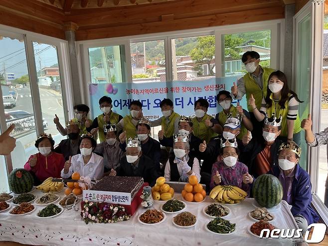 (광양=뉴스1) 김동수 기자 = 여수광양항만공사는 18일 전남 여수시 화양면 장등경로당에서 여수시노인복지관과 함께 어르신 생신잔치 행사를 열고 단체 기념사진을 찍고 있다.(여수광양항만공사 제공)2022.5.18/뉴스1