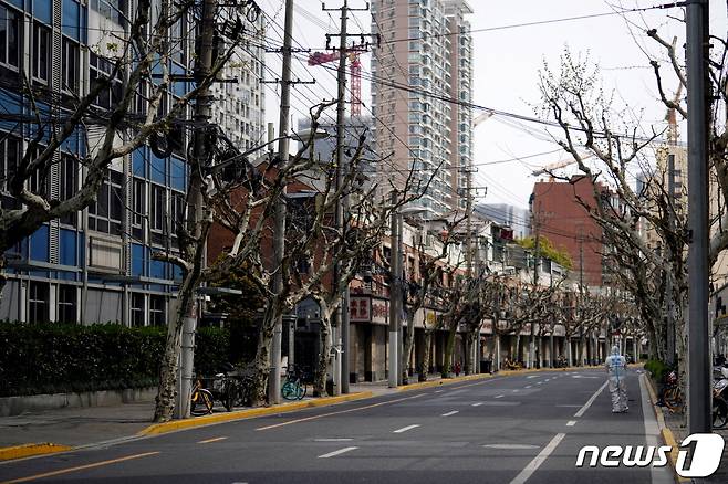 봉쇄령이 내려진 중국 상하이의 한 거리© 로이터=뉴스1