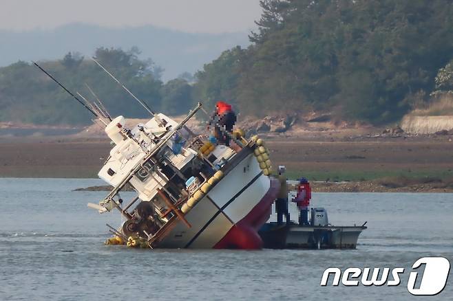 지난 17일 오후 5시23분쯤 전남 신안군 매화도 선착장 앞 해상에서 4.97톤급 어선 A호가 좌초돼 있다.(목포해경 제공)© 뉴스1