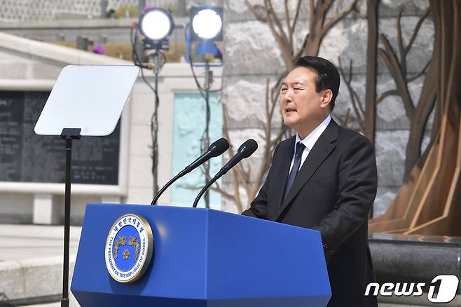 윤석열 대통령이 18일 오전 광주 국립5·18민주묘지에서 열린 '제42주년 5·18민주화운동 기념식'에서 기념사를 하고 있다. 2022.5.18/뉴스1 © News1 광주전남사진기자회