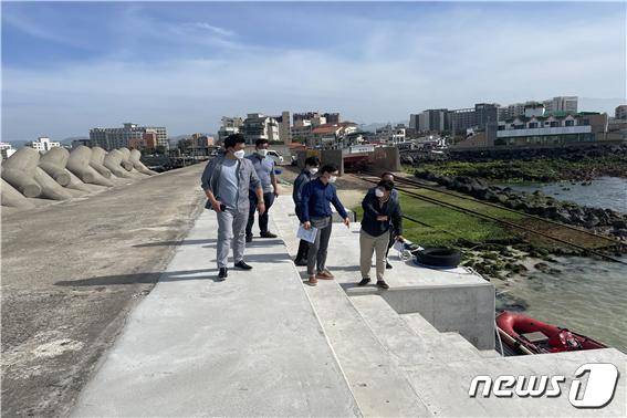 도내 23개 레미콘 제조업체로 구성한 '제주도레미콘공업협동조합'과 한국노동조합총연맹 전국레미콘운송노동조합 제주지부는 18일 9차 협상을 열고 운송비 인상 등에 합의했다. 사진은 제주도내 한 항만 보강공사 현장. © 뉴스1