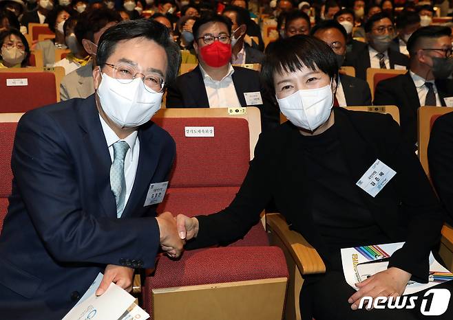 김동연 더불어민주당 경기도지사 후보(왼쪽)와 김은혜 국민의힘 경기도지사 후보가 18일 오후 경기도 수원시 팔달구 경기아트센터에서 열린 경기도 체육인 한마당에서 만나 악수하고 있다. 2022.5.18/뉴스1 © News1 허경 기자