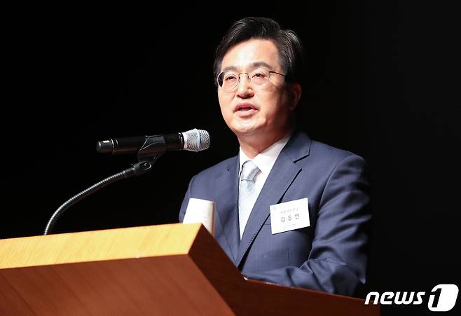 김동연 더불어민주당 경기도지사 후보가 18일 오후 경기도 수원시 팔달구 경기아트센터에서 열린 경기도 체육인 한마당에서 축사하고 있다. 2022.5.18/뉴스1 © News1 허경 기자