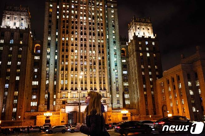 27일 (현지시간) 우크라이나와 긴장 속 러시아 모스크바 외무부 건물에 불이 밝혀져 있다. 2022.01.27/뉴스1 © AFP=뉴스1 © News1 우동명 기자