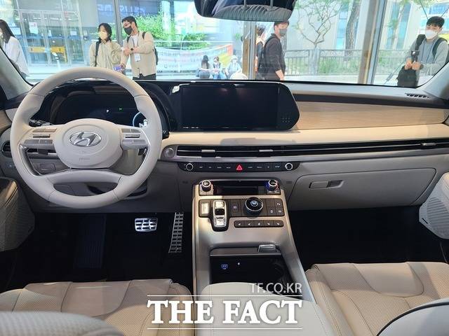 더 뉴 팰리세이드 실내는 고화질 12.3인치 디스플레이가 적용됐다. 더 뉴 펠리세이드 대시 보드. /정문경 기자