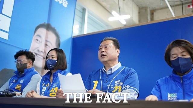 김경일 파주시장 후보가 지난 16일 시도의원 출마자들과 함께 기자회견을 하고 있다./김경일 후보사무소 제공