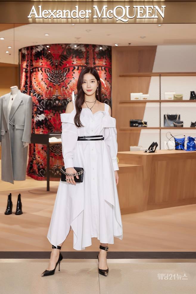 사진 : 알렉산더 맥퀸(Alexander McQueen), 롯데백화점 본점 리오프닝 행사&nbsp;셀럽 '카즈하 KAZUHA' (사진제공 : 알렉산더 맥퀸)