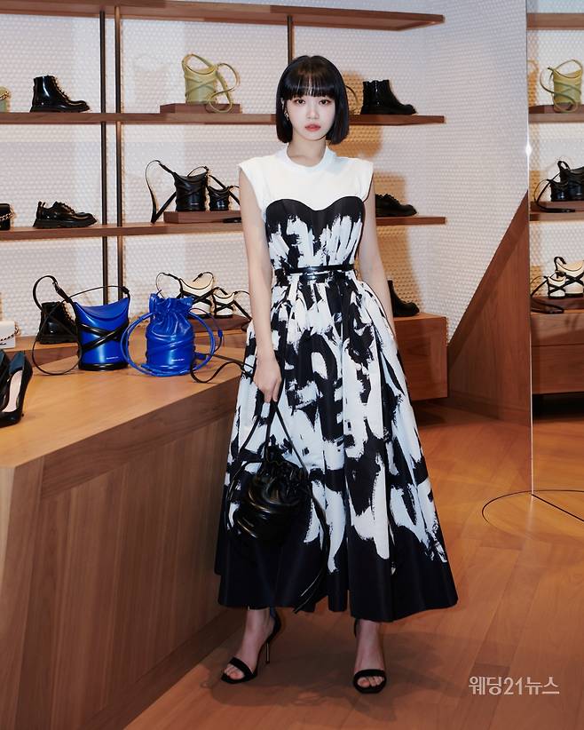 사진 : 알렉산더 맥퀸(Alexander McQueen), 롯데백화점 본점 리오프닝 행사&nbsp;셀럽 '김채원 Kim Chaewon' (사진제공 : 알렉산더 맥퀸)