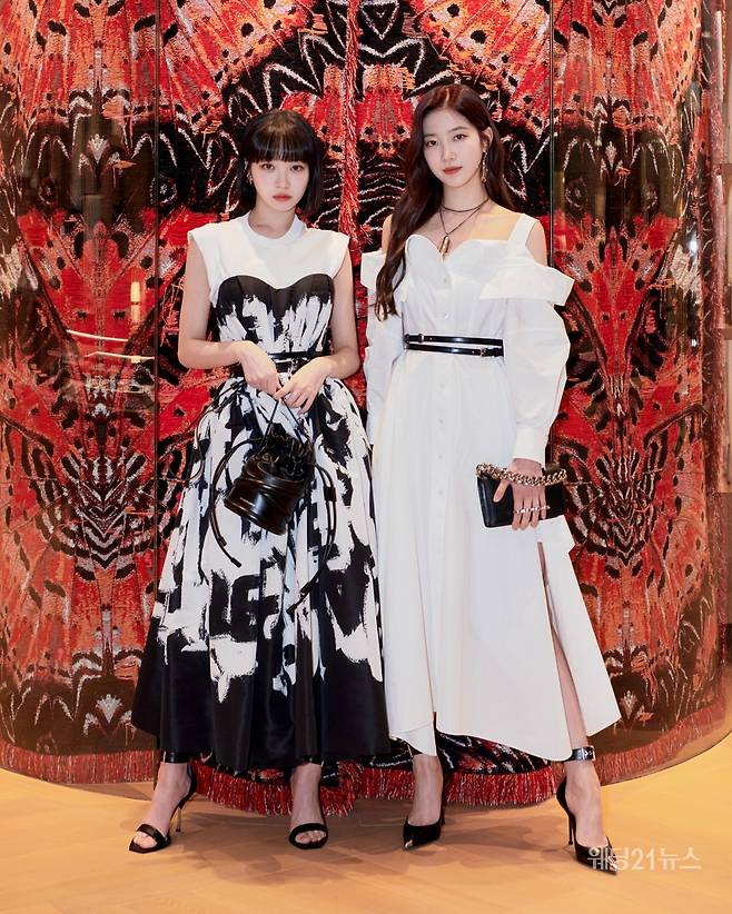 사진 : 알렉산더 맥퀸(Alexander McQueen), 롯데백화점 본점 리오프닝 행사&nbsp;셀럽 '김채원 Kim Chaewon & 카즈하 KAZUHA' (사진제공 : 알렉산더 맥퀸)