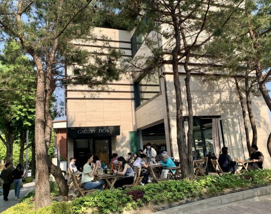 지난 12일 오후 3시 경, 공근혜 갤러리 앞 카페를 찾은 시민들의 모습