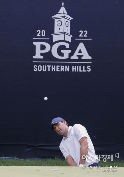 세계랭킹 1위 스코티 셰플러가 PGA챔피언십에 앞서 연습라운드 도중 7번홀에서 칩 샷을 구사하고 있다. 털사(미국)=Getty images/멀티비츠