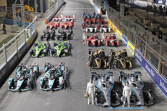 지난 1월 사우디 디리야에서 열린 포뮬러E 레이스에 나선 선수들과 전기 스포츠카들. 세계 최대 전기차 레이싱 대회인 포뮬러E가 오는 8월 서울을 찾는다. /포뮬러E코리아