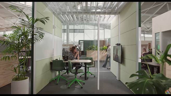 17일(현지시각) 미 실리콘밸리 마운틴뷰에서 문을 연 구글의 새 오피스 건물 베이뷰 모습. /구글 유튜브 캡처