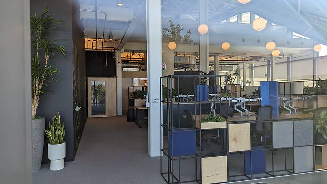 17일(현지시각) 미 실리콘밸리 마운틴뷰에서 문을 연 구글의 새 오피스 건물 베이뷰 모습. /김성민 기자