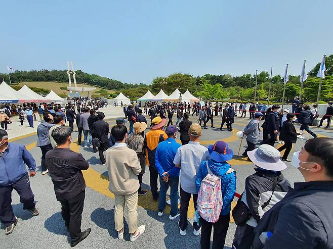 18일 오전 10시 53분쯤 광주 북구 국립5.18민주묘지 민주광장에서 42주년 5.18민주화운동 기념식이 끝난 뒤 퇴장하는 윤 대통령을 기다리는 광주 시민 모습./조홍복 기자