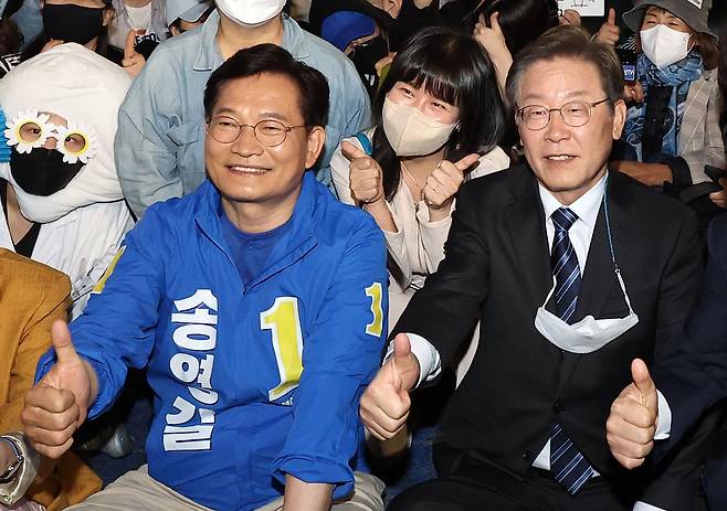 인천 계양을 국회의원 보궐선거에 출마한 이재명 더불어민주당 상임고문과 송영길 서울시장 후보가 16일 오후 서울 마포구 홍대 앞에서 시민들에게 지지를 호소하고 있다. /연합뉴스