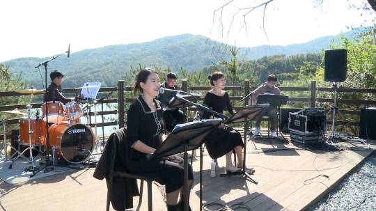 청양군이 이번 주말 21일은 천장호 출렁다리에서 22일은 청양 알품스공원에서 관광지 버스킹 공연을 개최한다.사진=청양군 제공