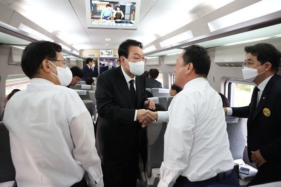 윤석열 대통령이 18일 광주행 KTX 특별열차에 올라 참석자들과 인사를 나누고 있다. ⓒ대통령실