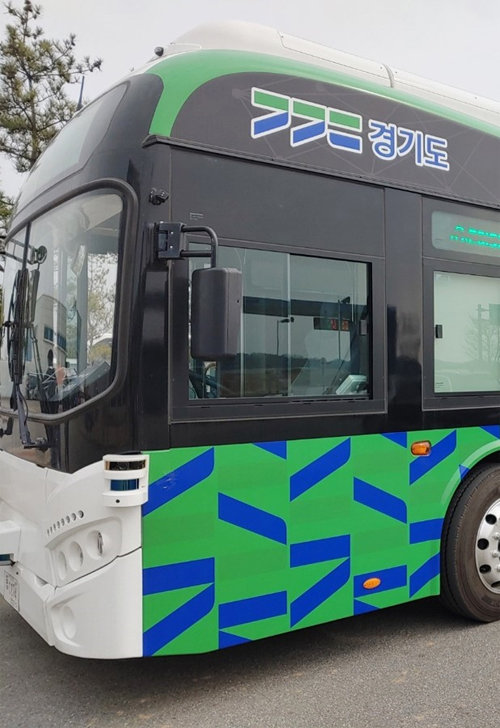 경기도 자율협력주행버스가 다음 달부터 판교테크노밸리에서 시험운행에 들어간다. 최고 속도 시속 50㎞로 달리는 버스는 에디슨모터스에서 만든 저상전기버스를 자율협력주행이 가능하도록 개조했다. 경기도 제공