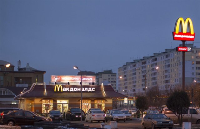 러시아 수도 모스크바 인근 드미트로프 중심가에 있는 맥도널드 매장. 맥도널드는 16일 러시아에서 완전히 철수한다고 밝혔다. 드미트로프=AP 뉴시스