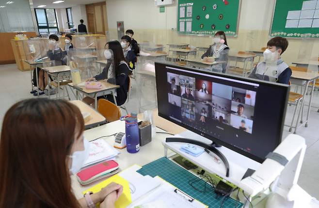 서울 노원구 화랑초등학교 6학년 교실에서 대면수업이 진행되고 있다. 연합뉴스 제공