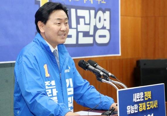 더불어민주당 김관영 전북도지사 후보가 18일 전북도의회에서 기자회견을 열고 지지를 호소하고 있다. /사진=뉴스1