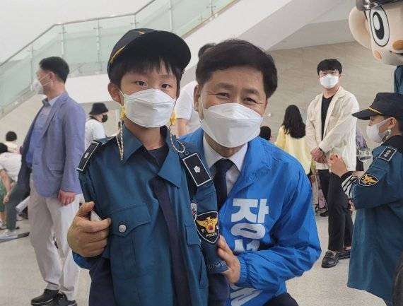 장석웅 전남도교육감 후보는 18일 코로나19로 피해받은 학생들의 기초학력, 심리·정서, 사회성, 신체 건강 회복을 위해 '전남교육회복 종합프로젝트'를 추진하겠다고 밝혔다.사진=장석웅 후보 선거사무소 제공