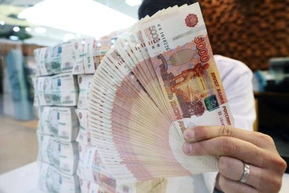 러시아의 디폴트(채무불이행) 가능성이 높아지고 있는 가운데 최근 서울 중구 하나은행 위변조대응센터에서 직원이 루블화를 정리하고 있다. 뉴스1