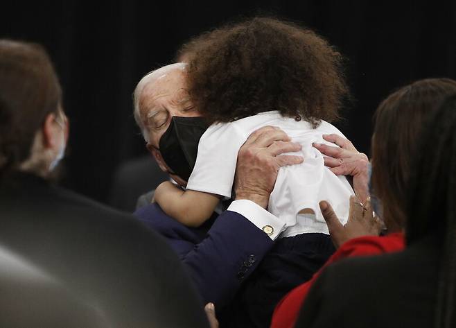 조 바이든 미국 대통령이 17일 뉴욕주 버펄로에서 백인 우월주의자의 총기 난사 사건에 대해 연설한 뒤 흑인 어린이를 안아주고 있다. 버펄로/EPA 연합뉴스