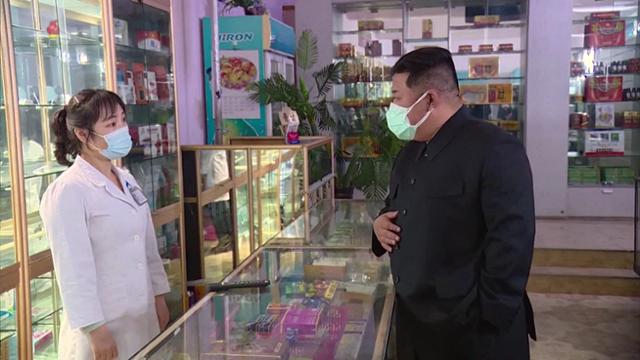 김정은(오른쪽) 북한 국무위원장이 15일 덴털 마스크를 두 장 겹쳐 쓰고 평양 시내 약국을 시찰하고 있다. 조선중앙TV 캡처 연합뉴스