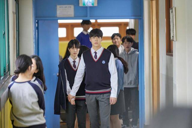 지난 9일 tvN 드라마 프로젝트 '오프닝(O'PENing)'을 통해 공개된 4부작 단막극 'XX+XY'는 XX, XY 염색체를 모두 가지고 태어나 성별 결정권을 가진 한 고등학생이 자신의 미래를 결정하는 과정을 담은 성장 드라마다. tvN 제공