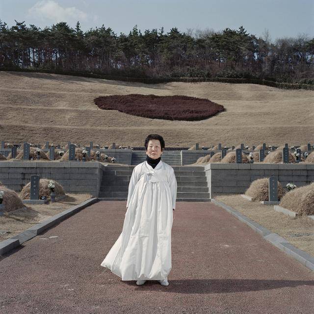 5.18 광주민주화운동 첫 희생자인 김경철씨의 어머니 임근단씨가 김씨가 안장된 국립5·18민주묘지 1-01 묘역에 서 있는 모습. 청각장애인인 김경철씨는 시위대도, 학생도 아니었지만 계엄군에 붙잡혀 사망했다. 김은주 사진작가 제공