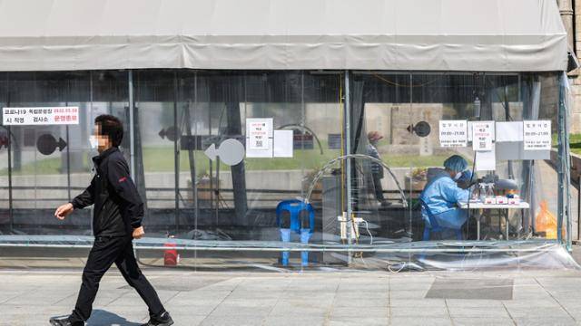 코로나19 오미크론 변이 유행이 뚜렷한 감소세를 보이고 있는 2일 서울 서대문구 독립문 공원에 서울시가 설치한 독립문광장 선별검사소가 한산한 모습이다. 연합뉴스