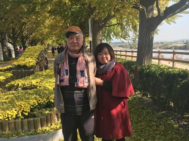 연실씨와 소설가 김훈. 연실씨가 문학동네에서 독립해 출판사 이야기장수를 차린 요즘, 그는 가끔 전화를 걸어 이렇게 묻는다고 한다. “오늘도 가게 나갔니? 장사는 잘되느냐? 가게 잘 지켜라, 이야기장수야.” 이연실 제공