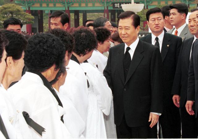 2000년 5월 18일 김대중 전 대통령이 광주 운정동 5-18묘지에서 기념식을 마치고 5.18유족들을 만나 위로하고 있다. 한국일보 자료사진