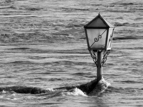 큰 홍수가 발생해 가로등이 잠겨 있다. [사진=WMO]