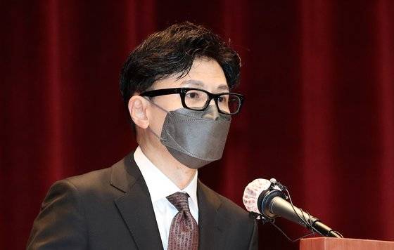 한동훈 법무부 장관이 17일 오후 정부과천청사 법무부 청사에서 열린 취임식에서 취임사를 하고 있다. 뉴스1