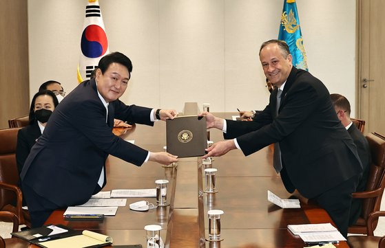 윤석열 대통령이 지난 10일 오후 용산 대통령실 접견실에서 축하 사절단을 이끌고 방한한 미국의 '세컨드 젠틀맨'인 더글러스 엠호프 변호사로부터 조 바이든 미국 대통령의 친서를 전달받고 있다. 연합뉴스