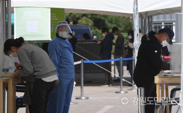▲ 코로나19 확산세가 줄어들고 있는 가운데 춘천 호반체육관 선별진료소에서 시민들이 신속항원 검사를 받기 위해 서류를 작성하고 있다. 김정호