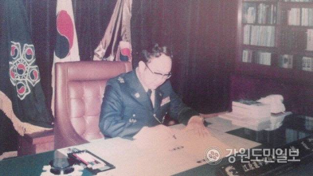 ▲ 5·18 광주민주화운동 당시 전남 경찰국장으로 있으면서 시민의 안전과 경찰의 명예를 지켜 37년만에 명예가 회복된 고 안병하 치안감(양양출신)이 강원도 경찰국장(현 강원경찰청장)으로 재직 당시 집무 모습. 사진 제공=아들 안호재씨