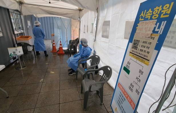 18일 오전 종로구 탑골공원 선별진료소 모습. /사진=연합뉴스