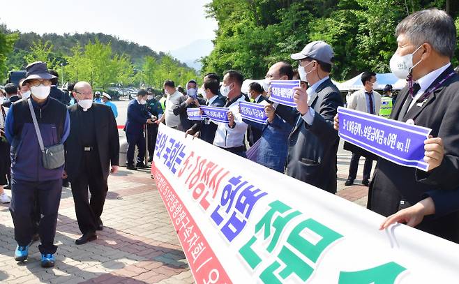 5월단체 회원들이 18일 5·18민주화운동 42주년 기념식이 열리고 있는 광주 국립5·18민주묘지 앞에서 정부와 국회에 5·18정신 헌법 전문 수록을 촉구하고 있다. 광주전남사진기자회