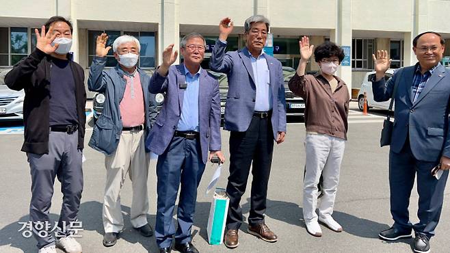두레사건에 연루돼 처벌받은 5·18민주화운동 유공자 서원배씨(왼쪽에서 세번째) 등이 18일 대구지법에서 열린 재심 선고공판에서 무죄 판결을 받은 후 손을 흔들고 있다.