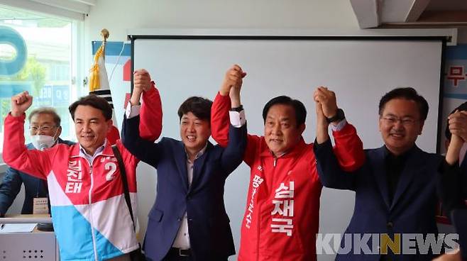 심재국 국민의힘 강원 평창군수 후보(오른쪽 두 번째)를 비롯한 관계자들이 지난 7일 평창군 평창읍에서 열린 군수 후보 선거사무소 개소식에서 두 손을 맞잡고 기념촬영을 하고 있다. 왼쪽부터 국민의힘 김진태 강원도지사후보, 이준석 당 대표, 심 후보, 유상범 강원도당위원장.