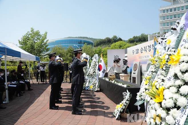 전남경찰청은 제42주년 5‧18 광주민주화운동 기념일을 맞아 청내 ‘안병하 공원’에서 故 안병하 치안감 등 순직경찰관들의 유족들이 참석한 가운데 추도식을 진행했다.[사진=전남경찰청]